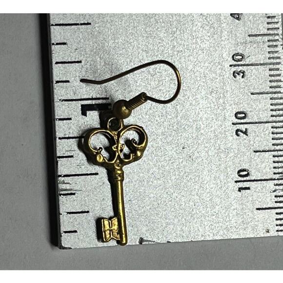 Pair of Vintage Antique Style gold Tone Key Earrings. Jewelry - Picture 3 of 4